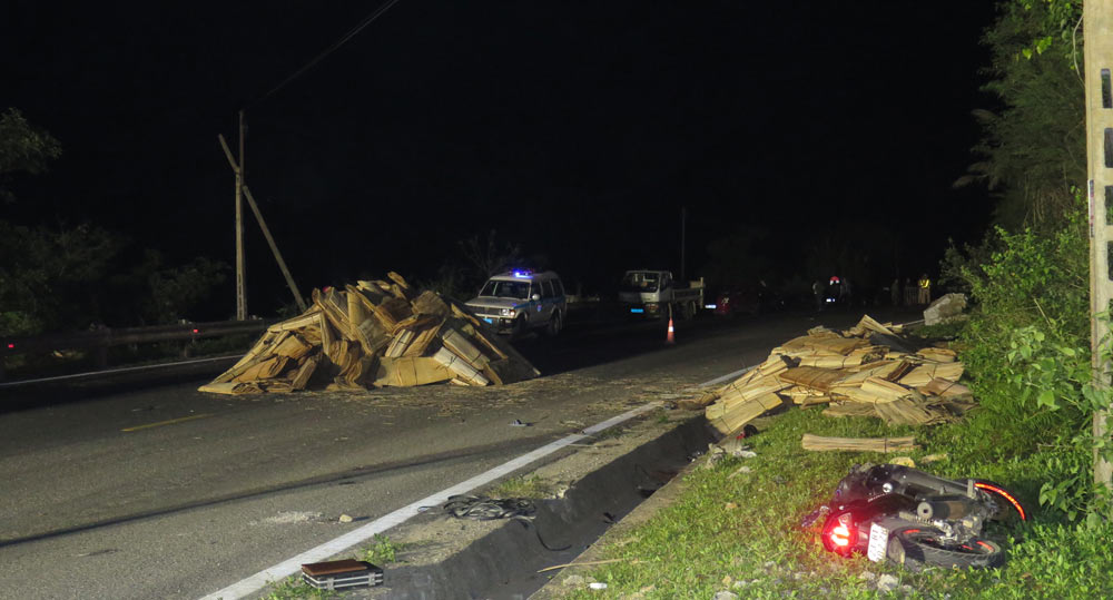 Lao xe máy vào người đứng vệ đường, cả 2 cùng thiệt mạng