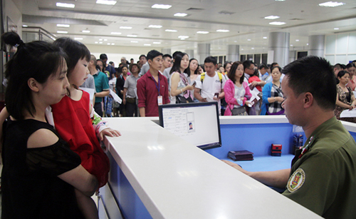 Khánh Hòa lúng túng xử lý vụ khách Trung Quốc mặc áo đường lưỡi bò