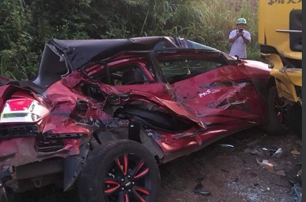 Xế hộp bẹp dúm dưới gầm xe tải, 1 người chết, 3 người nguy kịch