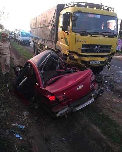 Xế hộp bẹp dúm dưới gầm xe tải, 1 người chết, 3 người nguy kịch