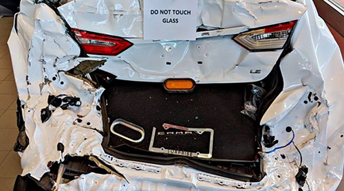 Đại lý Toyota trưng bày Camry bị đâm rúm ró để chứng minh độ an toàn