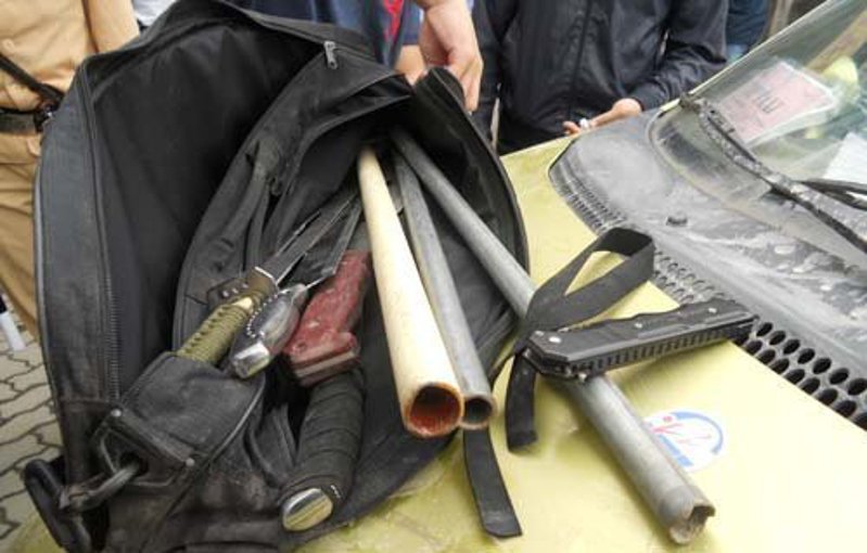 141 Hà Nội và khẩu súng K54 dưới gầm ghế lái chiếc Mercedes