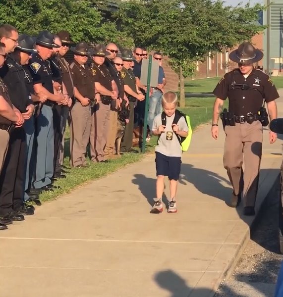 70 cảnh sát Mỹ hộ tống một cậu bé 5 tuổi đi học