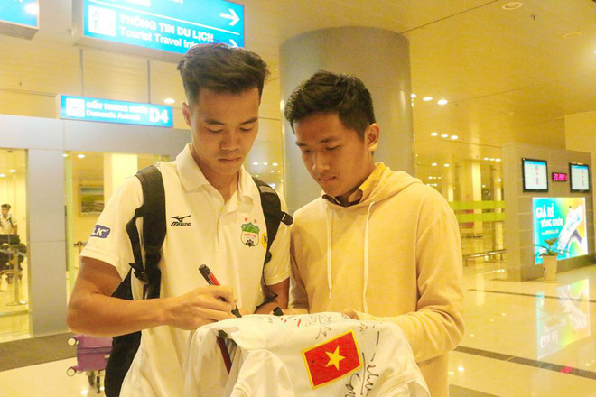 Nhóm CĐV mặc áo CLB Hà Nội chế giễu, xúc phạm bầu Đức