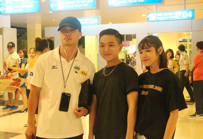 Nhóm CĐV mặc áo CLB Hà Nội chế giễu, xúc phạm bầu Đức