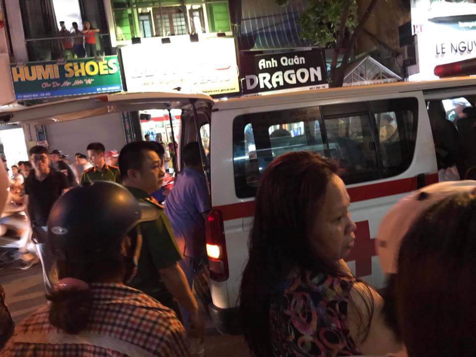 Con gái 15 tuổi kể lại phút bố cầm kéo đâm mẹ nhiều nhát: ‘Mẹ kêu cứu nhưng không thoát được’