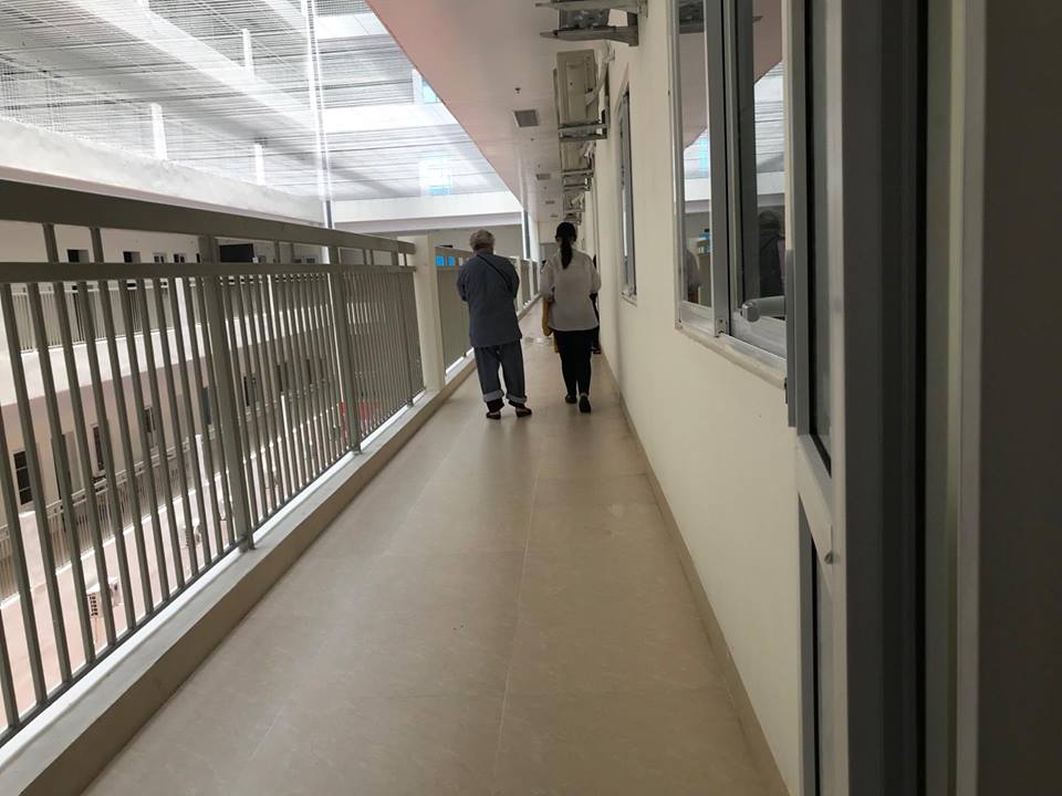 Con gái 15 tuổi kể lại phút bố cầm kéo đâm mẹ nhiều nhát: ‘Mẹ kêu cứu nhưng không thoát được’