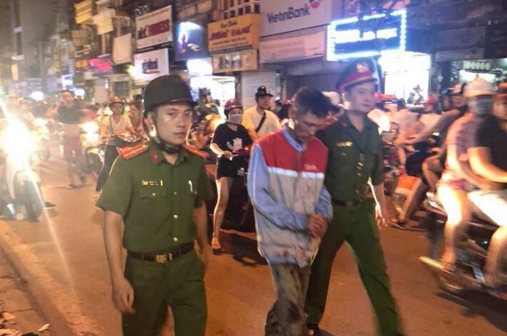 Con gái 15 tuổi kể lại phút bố cầm kéo đâm mẹ nhiều nhát: ‘Mẹ kêu cứu nhưng không thoát được’