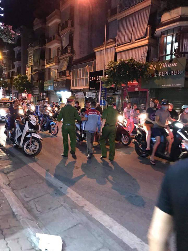 Hà Nội: Chờ con gái lớn vắng mặt, chồng dùng kéo đâm trọng thương vợ cũ