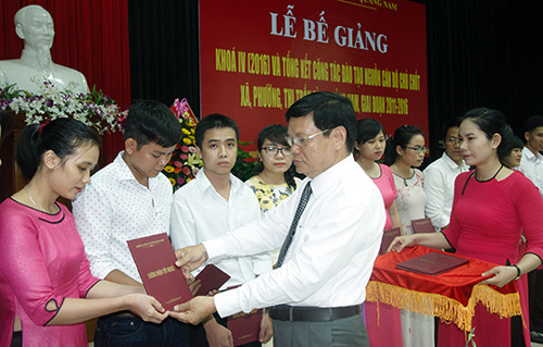 Phó chủ tịch xã xin nghỉ việc vì lương không đủ nuôi gia đình