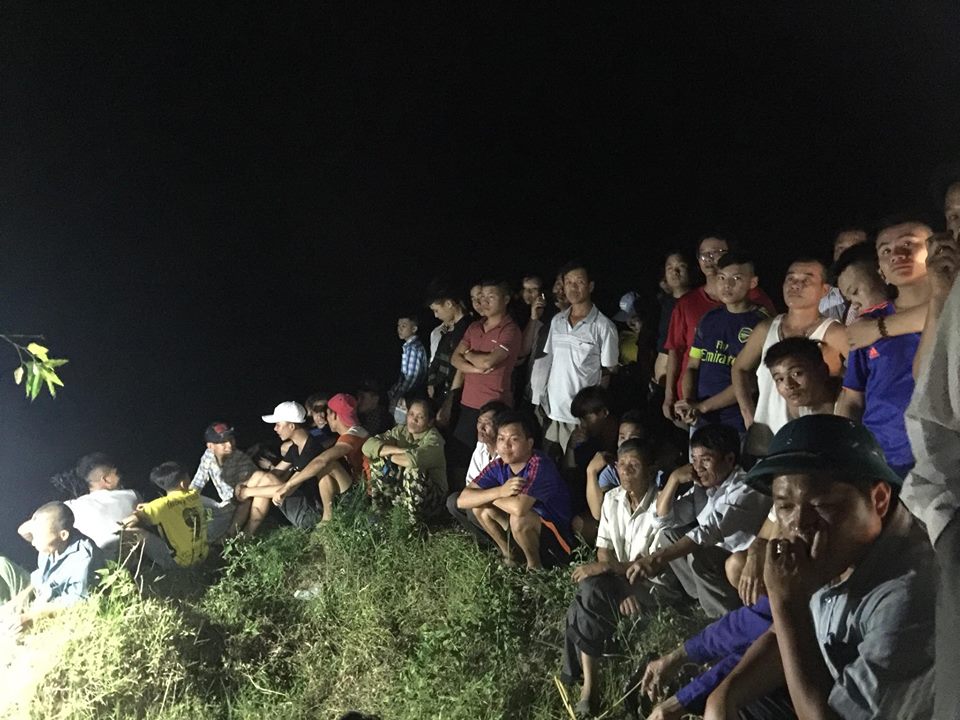 Người mẹ khóc ngất khi tìm thấy thi thể nam sinh 16 tuổi đuối nước