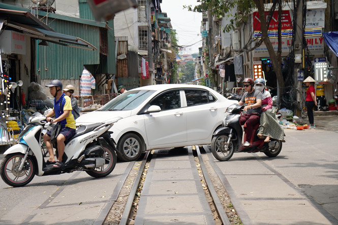 Giật mình với du lịch mạo hiểm chui ở Hà Nội của du khách nước ngoài Giật mình với du lịch mạo hiểm chui ở Hà Nội của du khách nước ngoài