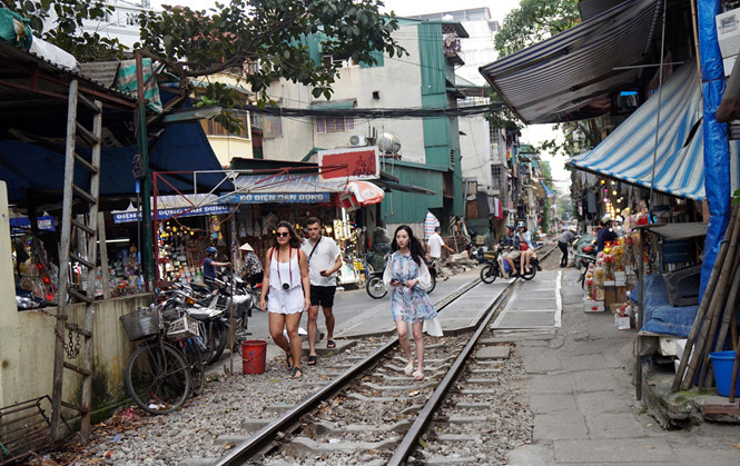 Giật mình với du lịch mạo hiểm chui ở Hà Nội của du khách nước ngoài Giật mình với du lịch mạo hiểm chui ở Hà Nội của du khách nước ngoài