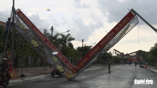 Lốc xoáy làm 65 căn nhà tốc mái, nhiều cổng chào đổ ngã