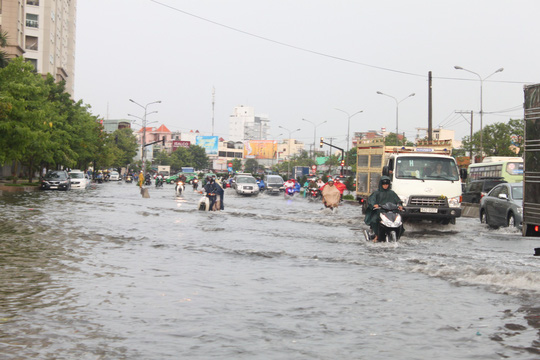 TP HCM: Chống ngập quá lỗi thời, dân còn bơi dài dài