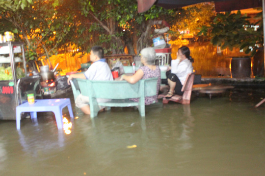 TP HCM: Chống ngập quá lỗi thời, dân còn bơi dài dài