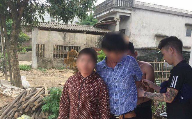 Dân vây bắt hai vợ chồng đi ô tô bán gà giống vì nghi ngờ bắt cóc trẻ em