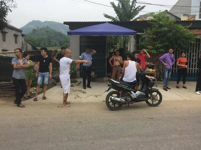 Dân vây bắt hai vợ chồng đi ô tô bán gà giống vì nghi ngờ bắt cóc trẻ em