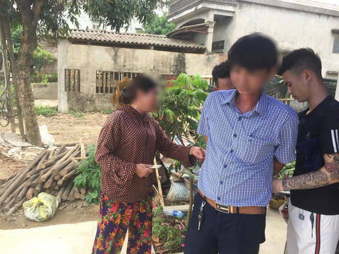 Dân vây bắt hai vợ chồng đi ô tô bán gà giống vì nghi ngờ bắt cóc trẻ em Dân vây bắt hai vợ chồng đi ô tô bán gà giống vì nghi ngờ bắt cóc trẻ em