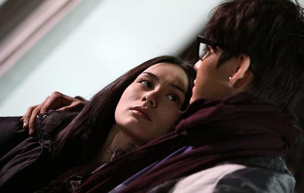 Biết chồng nằm cạnh mình nhưng nhắn tin cho gái, vợ vẫn ngọt ngào vì một kế hoạch phía sau