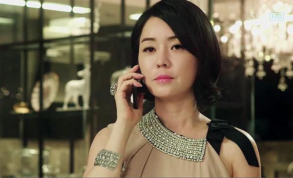 Biết chồng nằm cạnh mình nhưng nhắn tin cho gái, vợ vẫn ngọt ngào vì một kế hoạch phía sau