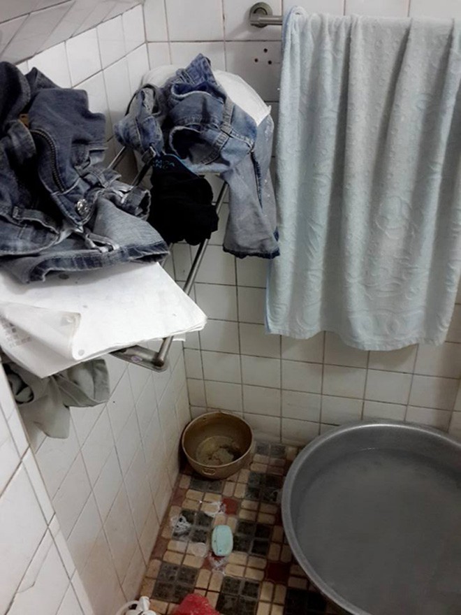 Anh người yêu chụp ảnh cô gái nằm ngủ giữa đống ngổn ngang, dân mạng khuyên Hãy giữ chặt cô gái ấy