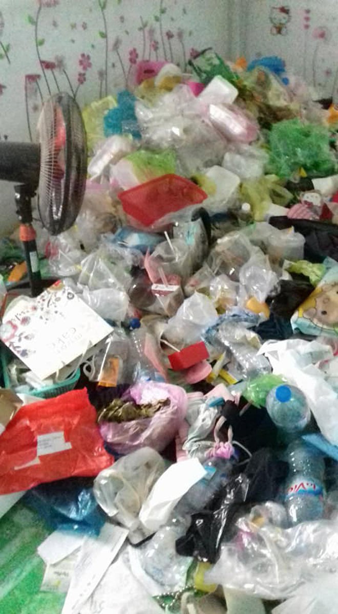 Anh người yêu chụp ảnh cô gái nằm ngủ giữa đống ngổn ngang, dân mạng khuyên Hãy giữ chặt cô gái ấy