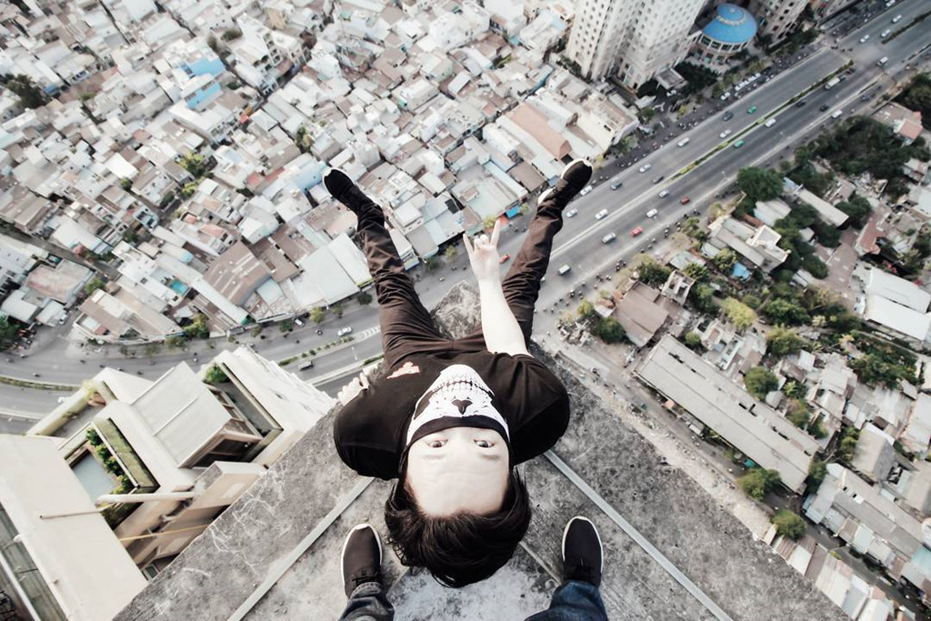Thử thách nóc nhà chọc trời gây chết người đã đến Việt Nam? Thử thách nóc nhà chọc trời gây chết người đã đến Việt Nam?