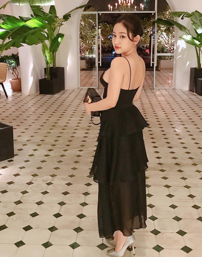 Thuý Vi trong ảnh tự chụp và ảnh được tag: Khác biệt trời vực khó nhận ra!