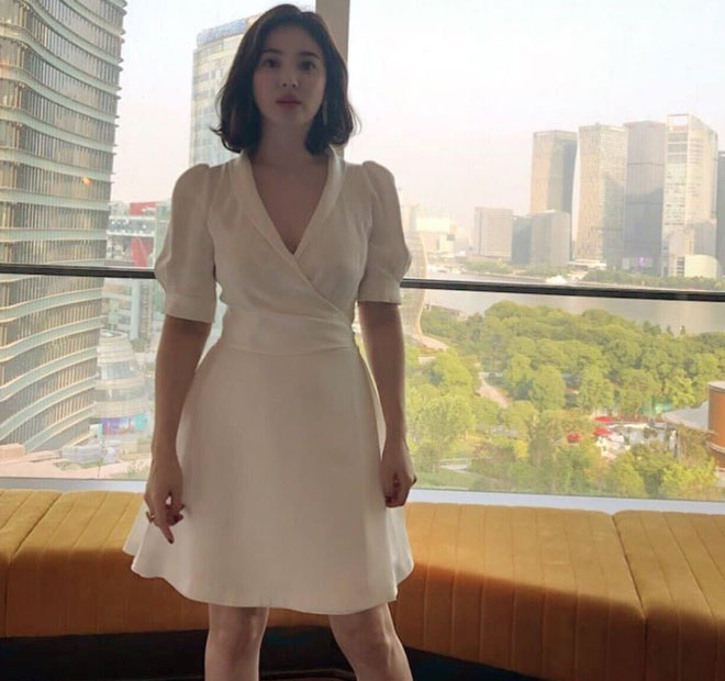 Chỉ trung thành với giày màu nude, nhưng hoá ra đây là cách mà Song Hye Kyo diện đẹp mọi bộ đồ Chỉ trung thành với giày màu nude, nhưng hoá ra đây là cách mà Song Hye Kyo diện đẹp mọi bộ đồ