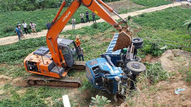 Xe tải mất lái lăn xuống thung lũng sâu 30m