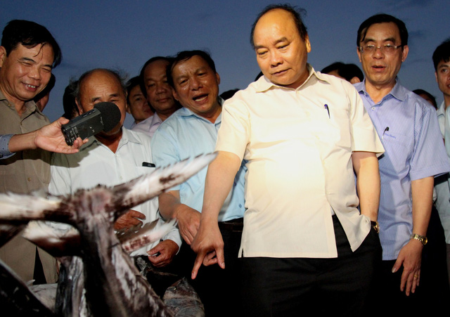 Thủ tướng Nguyễn Xuân Phúc mua cá của ngư dân Quảng Trị