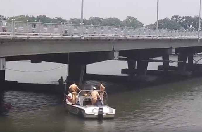 Huế: Người đàn ông ôm cháu bé lao xuống sông Hương tự tử