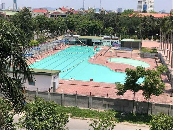 Nghẹt thở giây phút giải cứu hai mẹ con khỏi bể bơi bị rò điện