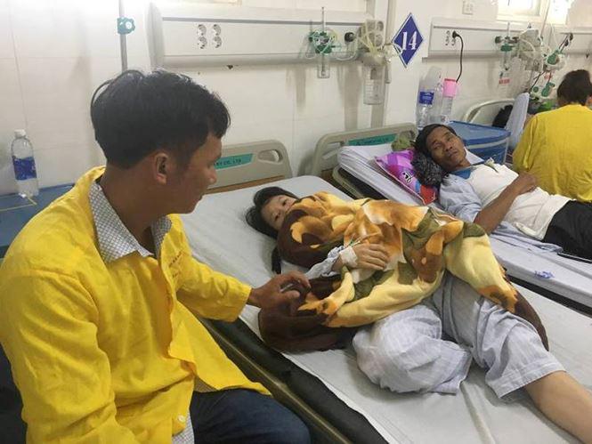 Nghẹt thở giây phút giải cứu hai mẹ con khỏi bể bơi bị rò điện