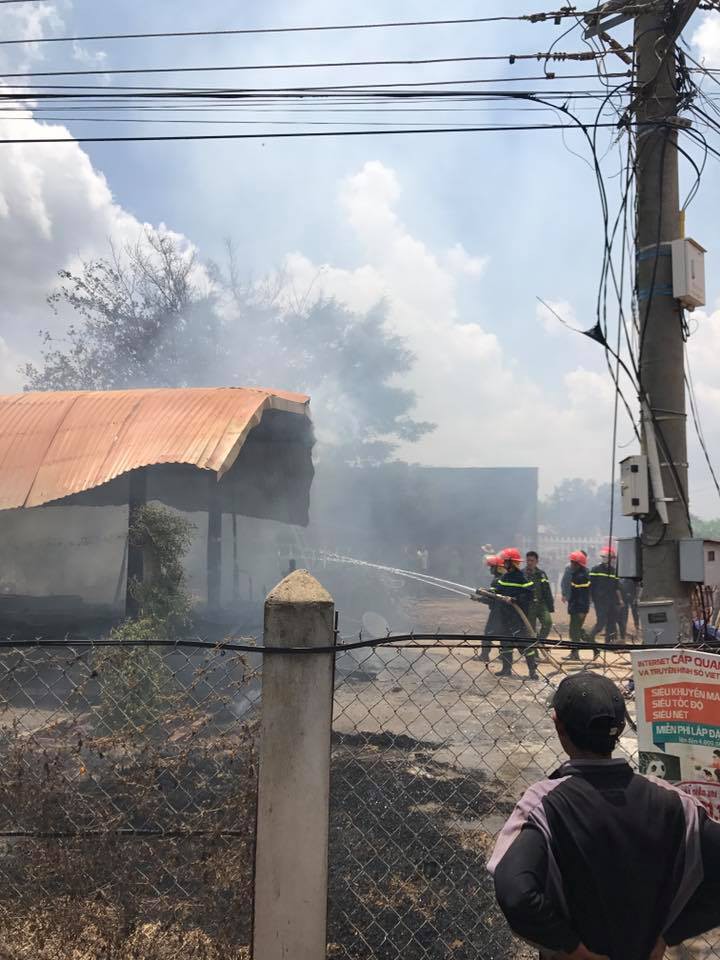 Clip: Cháy lớn ở nhà dân, nhiều tài sản trị giá nửa tỷ bị thiêu rụi