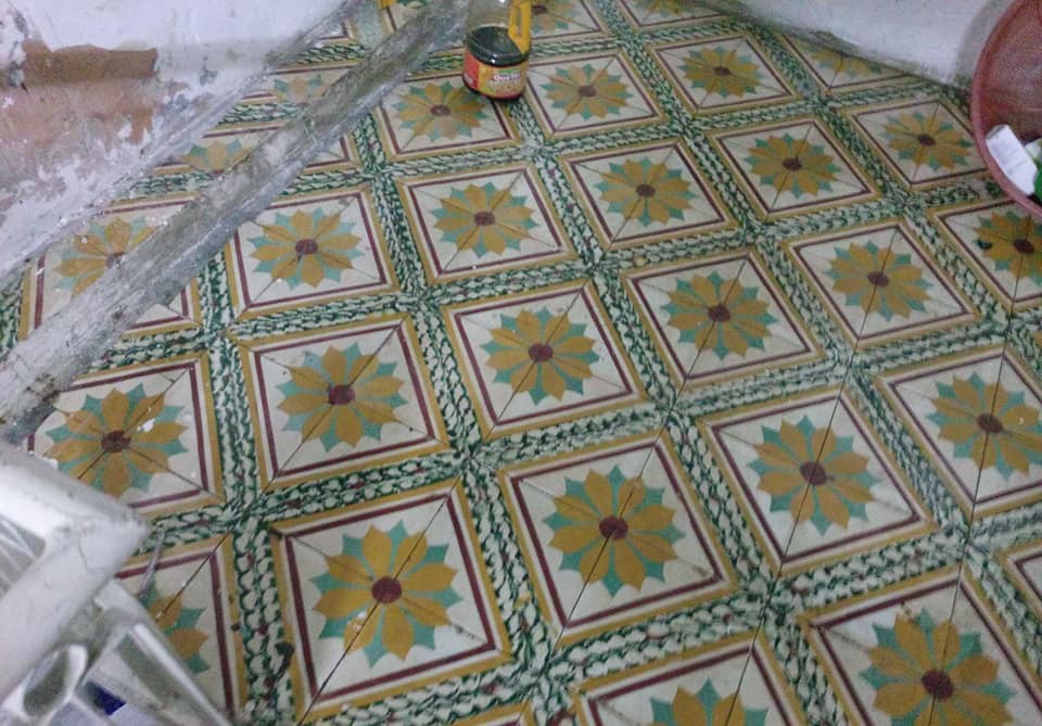 Vụ chồng cũ quay về đâm vợ trước mặt 2 con gái: Mẹ vừa nuôi chúng em và người cô bại liệt, vừa còng lưng trả nợ cho bố