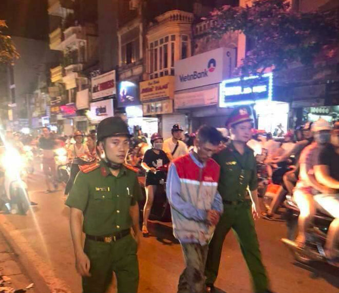 Vụ chồng cũ quay về đâm vợ trước mặt 2 con gái: Mẹ vừa nuôi chúng em và người cô bại liệt, vừa còng lưng trả nợ cho bố