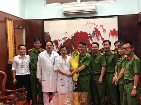 Công an TP HCM dành tiền thưởng phá án để đóng viện phí cho hiệp sĩ