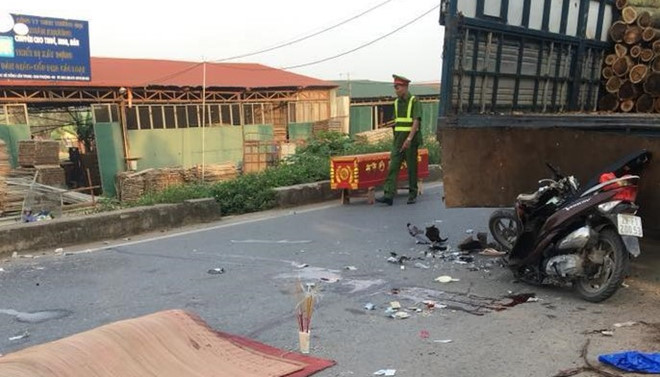 Tông vào đuôi xe tải, đôi nam nữ tử vong tại chỗ