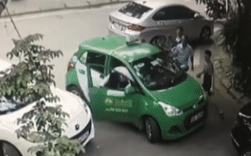 Tài xế taxi bị đập gạch vỡ đầu được chuyển sang Bệnh viện Việt Đức điều trị