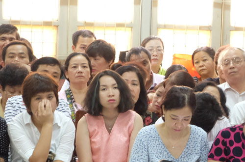 Hàng trăm nạn nhân dự phiên xét xử tiến sĩ dạy học làm giàu