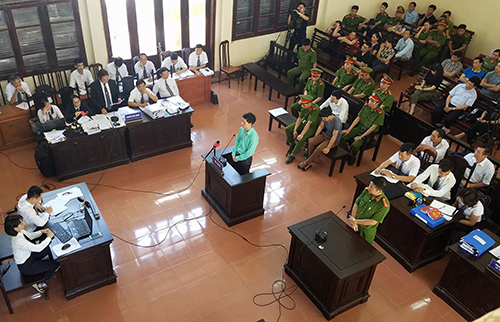 Hoàng Công Lương ghi lời khai theo bản mẫu của điều tra viên