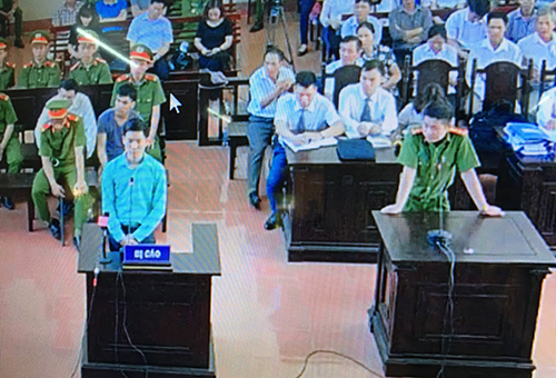 Hoàng Công Lương ghi lời khai theo bản mẫu của điều tra viên