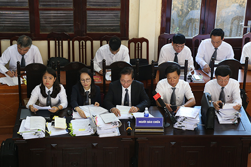 Hoàng Công Lương ghi lời khai theo bản mẫu của điều tra viên