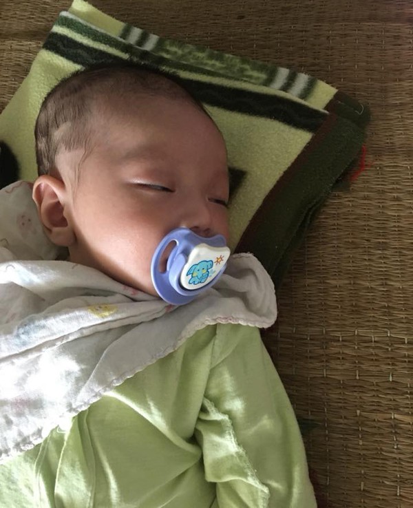 Nhờ bế hộ con để đi vệ sinh, mẹ bỏ luôn con trai 2 tháng tuổi trên xe khách