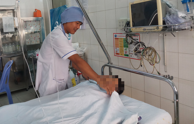 Một công nhân bị cây sắt đâm xuyên từ cổ xuống ngực