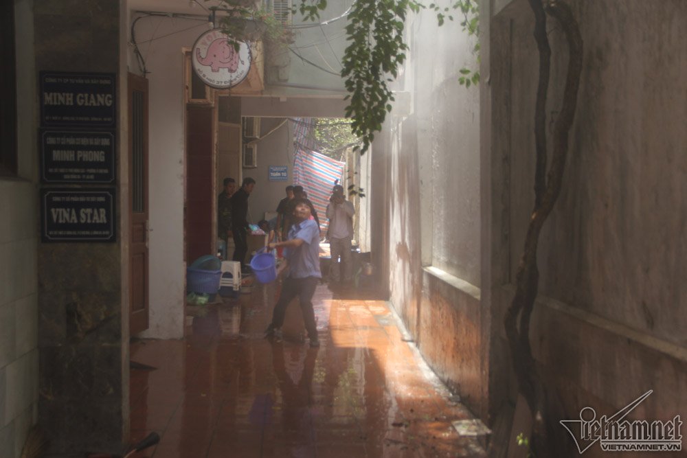 Hà Nội: Giữa trưa, dân náo loạn xô chậu xách nước dập lửa