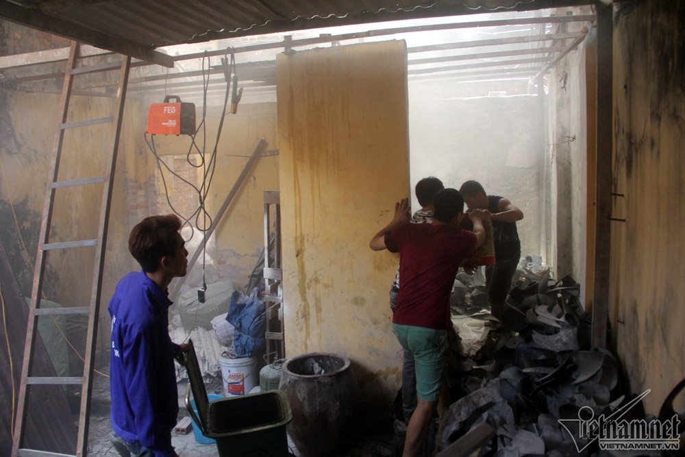 Hà Nội: Giữa trưa, dân náo loạn xô chậu xách nước dập lửa