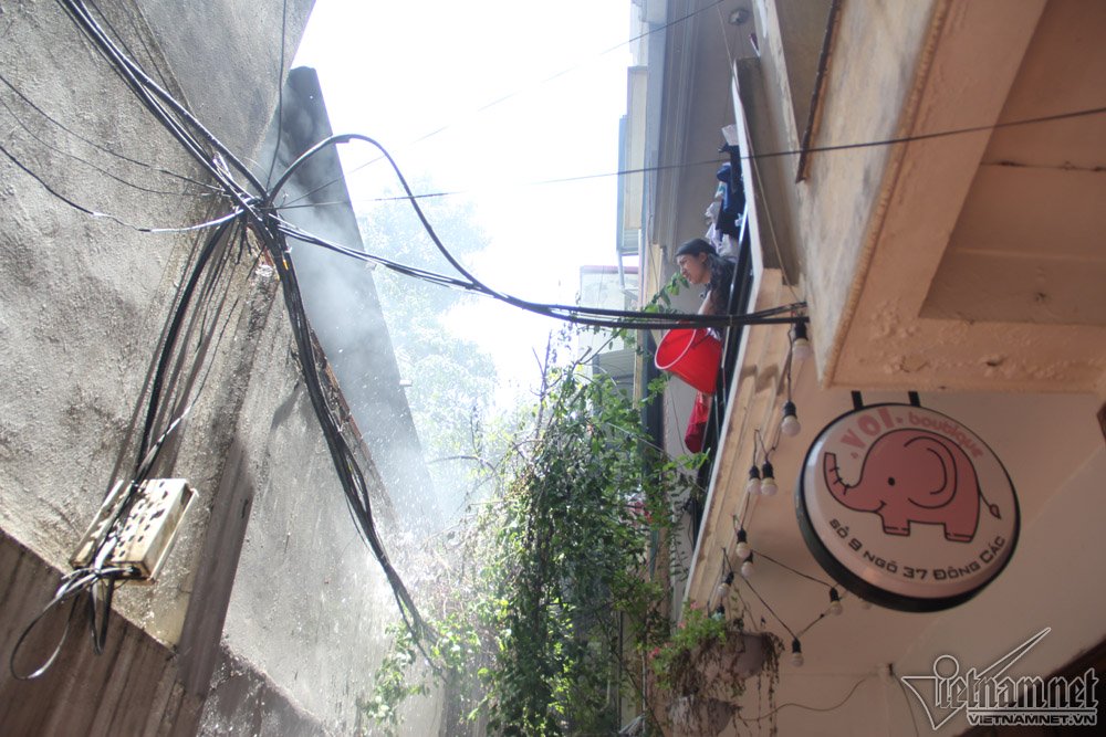 Hà Nội: Giữa trưa, dân náo loạn xô chậu xách nước dập lửa